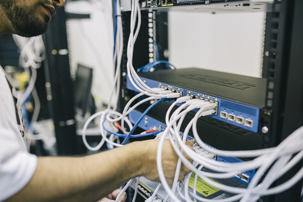Técnico instalando equipos de red